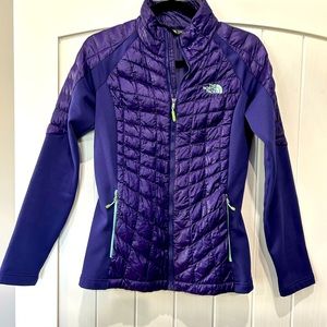 North Face jacket size small, beautiful purple color.